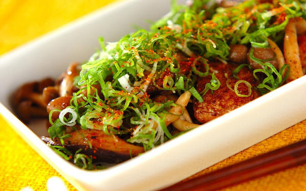鮭ときのこのレンジ蒸し, 鮭とキノコのマヨしょうゆ炒め, ご飯がすすむ！ 鮭ときのこのみそバター焼き, 鮭とキノコのユズコショウ炒め, 10分で完成！鮭とキノコで具だくさんアヒージョ, 鮭とキノコのクリームソース