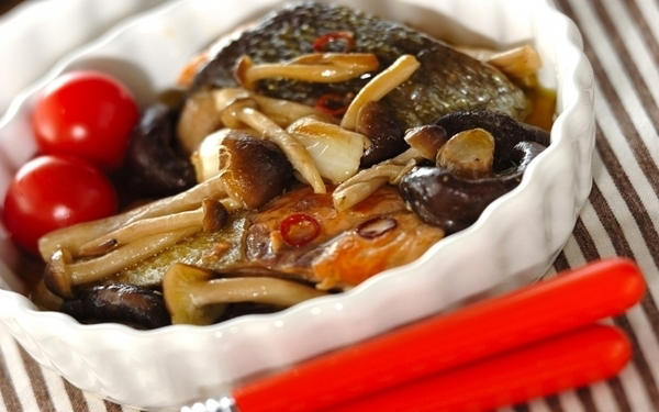 鮭ときのこのレンジ蒸し, 鮭とキノコのマヨしょうゆ炒め, ご飯がすすむ！ 鮭ときのこのみそバター焼き, 鮭とキノコのユズコショウ炒め, 10分で完成！鮭とキノコで具だくさんアヒージョ, 鮭とキノコのクリームソース