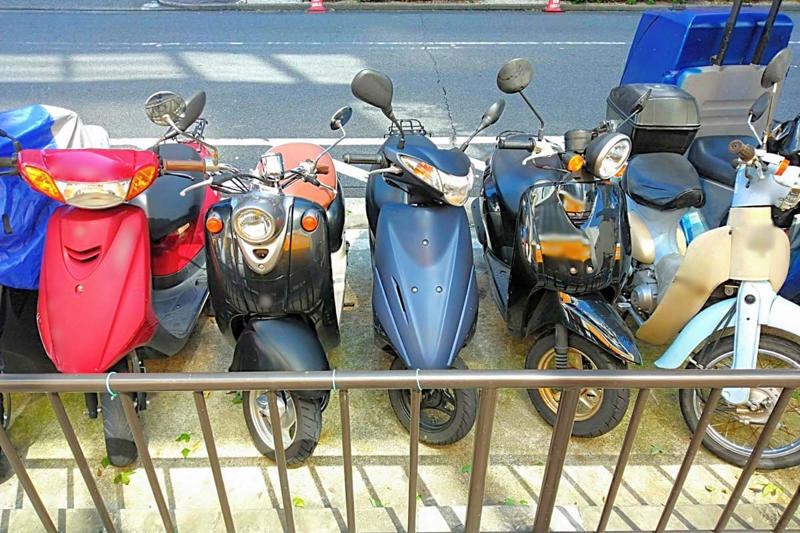 モペット包囲網の現実, 三者から敵視される存在, 都市交通改革の新層, 制度不備が招く混乱
