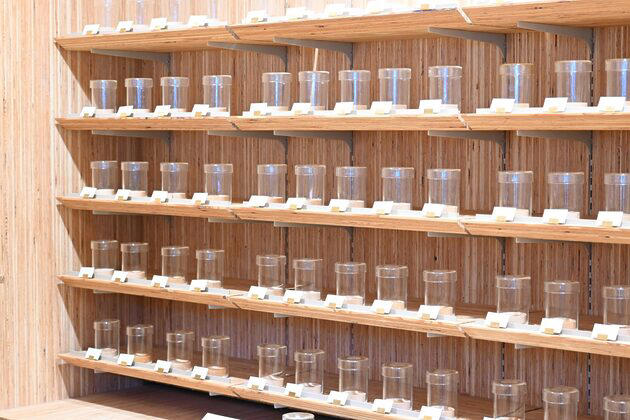 アロマ体験施設「AEAJグリーンテラス」に行ってきました, 「調香ミュージアム～香りで紡ぐ、秘密の世界」を体験, 多角的に「香り」について知る, 自分だけのフレグランスが作れる「調香Bar」, 常設コンテンツやツアーも開催