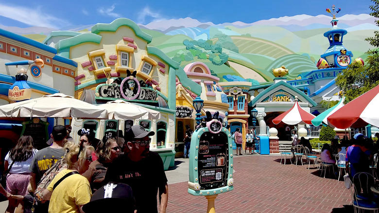 Toy Story: Alien Pizza Planet, The Lion King: Bengal Barbecue, Coco: Rancho del Zocalo Restaurante, The Sword in the Stone: Troubadour Tavern, Tarzan: The Tropical Hideaway, The Princess and the Frog: Tiana's Palace, Beauty and the Beast: Red Rose Taverne, Alice in Wonderland: Jolly Holiday Bakery Cafe, Cinderella: River Belle Terrace, Pinocchio: Edelweiss Snacks, Brother Bear: Hungry Bear Barbecue Jamboree, Sleeping Beauty: Cafe Orleans, A Goofy Movie: Cafe Daisy, The Rescuers Down Under: Harbour Galley, Snow White and the Seven Dwarves: Carnation Cafe, The Little Mermaid: Blue Bayou Restaurant, Methodology