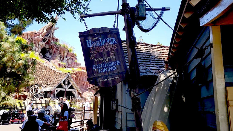 Toy Story: Alien Pizza Planet, The Lion King: Bengal Barbecue, Coco: Rancho del Zocalo Restaurante, The Sword in the Stone: Troubadour Tavern, Tarzan: The Tropical Hideaway, The Princess and the Frog: Tiana's Palace, Beauty and the Beast: Red Rose Taverne, Alice in Wonderland: Jolly Holiday Bakery Cafe, Cinderella: River Belle Terrace, Pinocchio: Edelweiss Snacks, Brother Bear: Hungry Bear Barbecue Jamboree, Sleeping Beauty: Cafe Orleans, A Goofy Movie: Cafe Daisy, The Rescuers Down Under: Harbour Galley, Snow White and the Seven Dwarves: Carnation Cafe, The Little Mermaid: Blue Bayou Restaurant, Methodology