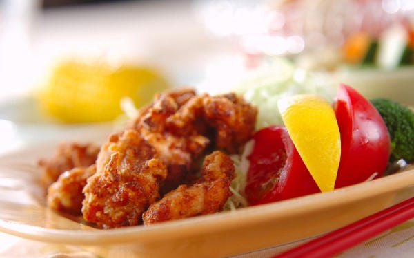 給食のスター的存在「揚げパン」, まろやかな味が懐かしい「カレーライス」, どんな献立にも合う「わかめごはん」, 育ち盛りの味方「鶏肉の唐揚げ」, 魚嫌いを克服できる「魚のみそマヨ焼き」, ちびっ子も大好き「ポークビーンズ」, 給食の名脇役「ヒジキの煮物」, 手軽でスタミナ満点「豚キムチ丼」, ソフト麺で食べてた「ミートソーススパゲティ」, 給食の人気デザート「白玉フルーツポンチ」