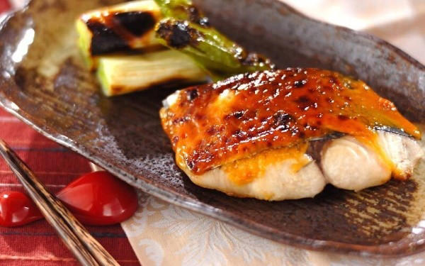 給食のスター的存在「揚げパン」, まろやかな味が懐かしい「カレーライス」, どんな献立にも合う「わかめごはん」, 育ち盛りの味方「鶏肉の唐揚げ」, 魚嫌いを克服できる「魚のみそマヨ焼き」, ちびっ子も大好き「ポークビーンズ」, 給食の名脇役「ヒジキの煮物」, 手軽でスタミナ満点「豚キムチ丼」, ソフト麺で食べてた「ミートソーススパゲティ」, 給食の人気デザート「白玉フルーツポンチ」