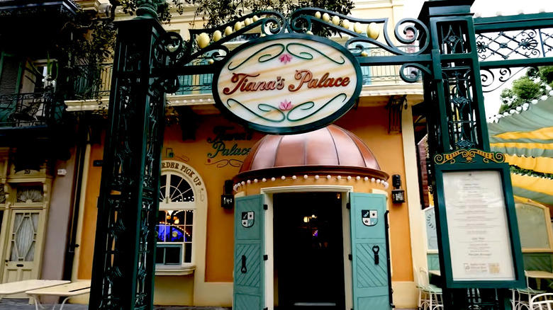 Toy Story: Alien Pizza Planet, The Lion King: Bengal Barbecue, Coco: Rancho del Zocalo Restaurante, The Sword in the Stone: Troubadour Tavern, Tarzan: The Tropical Hideaway, The Princess and the Frog: Tiana's Palace, Beauty and the Beast: Red Rose Taverne, Alice in Wonderland: Jolly Holiday Bakery Cafe, Cinderella: River Belle Terrace, Pinocchio: Edelweiss Snacks, Brother Bear: Hungry Bear Barbecue Jamboree, Sleeping Beauty: Cafe Orleans, A Goofy Movie: Cafe Daisy, The Rescuers Down Under: Harbour Galley, Snow White and the Seven Dwarves: Carnation Cafe, The Little Mermaid: Blue Bayou Restaurant, Methodology
