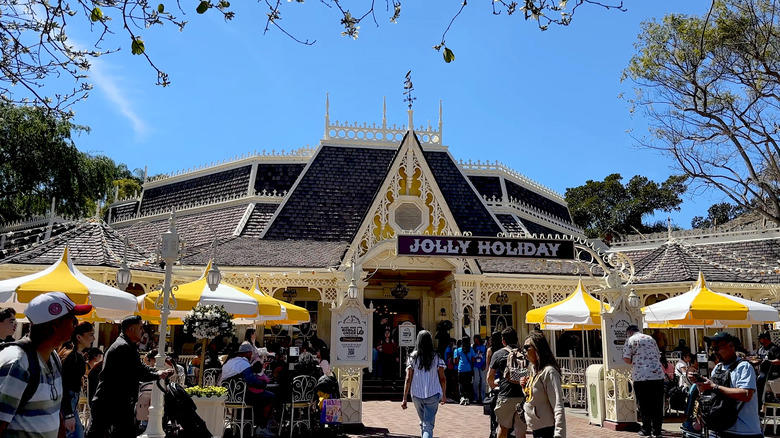 Toy Story: Alien Pizza Planet, The Lion King: Bengal Barbecue, Coco: Rancho del Zocalo Restaurante, The Sword in the Stone: Troubadour Tavern, Tarzan: The Tropical Hideaway, The Princess and the Frog: Tiana's Palace, Beauty and the Beast: Red Rose Taverne, Alice in Wonderland: Jolly Holiday Bakery Cafe, Cinderella: River Belle Terrace, Pinocchio: Edelweiss Snacks, Brother Bear: Hungry Bear Barbecue Jamboree, Sleeping Beauty: Cafe Orleans, A Goofy Movie: Cafe Daisy, The Rescuers Down Under: Harbour Galley, Snow White and the Seven Dwarves: Carnation Cafe, The Little Mermaid: Blue Bayou Restaurant, Methodology