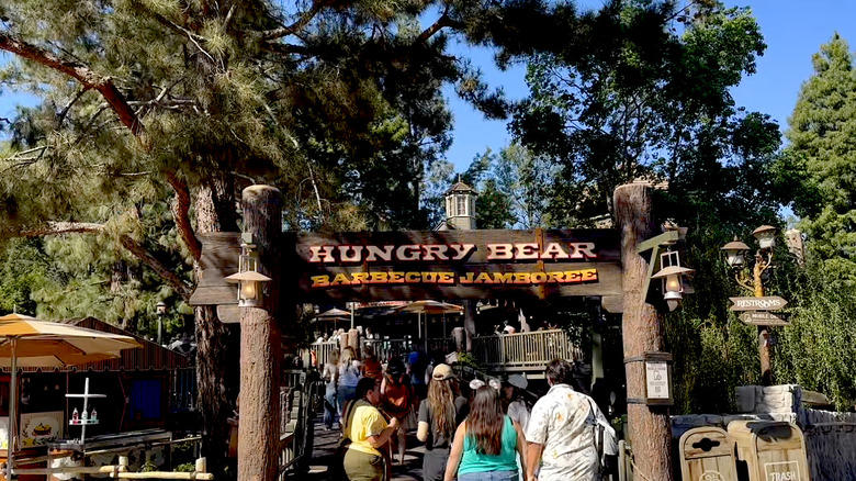 Toy Story: Alien Pizza Planet, The Lion King: Bengal Barbecue, Coco: Rancho del Zocalo Restaurante, The Sword in the Stone: Troubadour Tavern, Tarzan: The Tropical Hideaway, The Princess and the Frog: Tiana's Palace, Beauty and the Beast: Red Rose Taverne, Alice in Wonderland: Jolly Holiday Bakery Cafe, Cinderella: River Belle Terrace, Pinocchio: Edelweiss Snacks, Brother Bear: Hungry Bear Barbecue Jamboree, Sleeping Beauty: Cafe Orleans, A Goofy Movie: Cafe Daisy, The Rescuers Down Under: Harbour Galley, Snow White and the Seven Dwarves: Carnation Cafe, The Little Mermaid: Blue Bayou Restaurant, Methodology