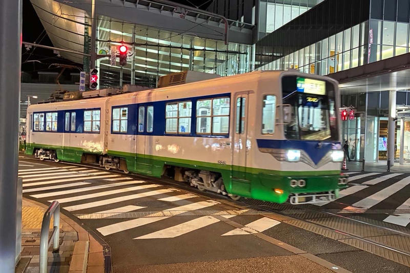 芦原温泉駅周辺も週末ににぎわい, ハピラインふくい好転, 8億円の赤字見込みが1200万円に, 開業効果への宿泊業者・自治体の喜び, 訪日客誘致など課題も
