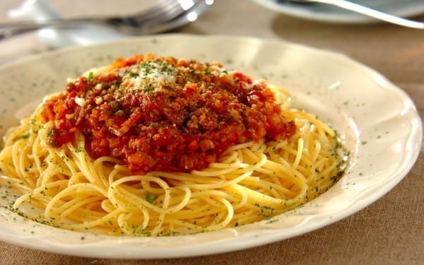 給食のスター的存在「揚げパン」, まろやかな味が懐かしい「カレーライス」, どんな献立にも合う「わかめごはん」, 育ち盛りの味方「鶏肉の唐揚げ」, 魚嫌いを克服できる「魚のみそマヨ焼き」, ちびっ子も大好き「ポークビーンズ」, 給食の名脇役「ヒジキの煮物」, 手軽でスタミナ満点「豚キムチ丼」, ソフト麺で食べてた「ミートソーススパゲティ」, 給食の人気デザート「白玉フルーツポンチ」