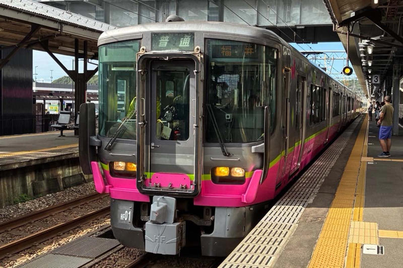芦原温泉駅周辺も週末ににぎわい, ハピラインふくい好転, 8億円の赤字見込みが1200万円に, 開業効果への宿泊業者・自治体の喜び, 訪日客誘致など課題も