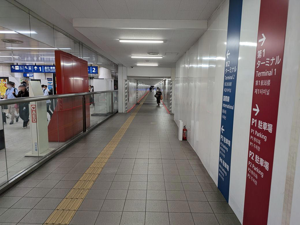 渋谷区よりも大きい！「日本最大」の空港, ガリバーデッキで轟音に驚くのも一興, 国際色豊かなフードコートを発見！, インバウンド向けらしきフードコートもあるが…, 今回の本命！9月オープンの「Sora chika」へ, 都内屈指の「有名店」の味が手軽に味わえる, もはや飲める？絶品カツカレーを頂く, 漬けマグロでご飯が進む進む, 都内屈指の名店の味をサクッと味わえる