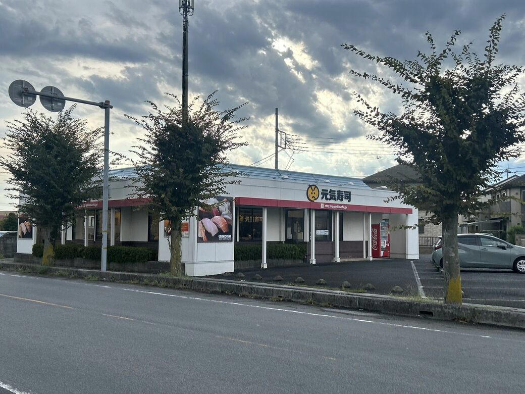 寿司8皿とサイドメニュー1皿で「会計は1410円」, 衰退の理由は「コの字型のカウンター」, 回転ずしのファミレス化に対応できず, デフレの波も直撃, 上野の一等地に、約20年ぶりの新店舗