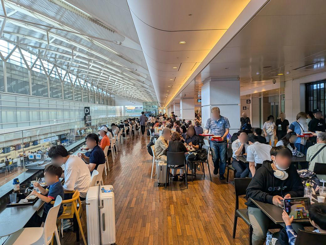 渋谷区よりも大きい！「日本最大」の空港, ガリバーデッキで轟音に驚くのも一興, 国際色豊かなフードコートを発見！, インバウンド向けらしきフードコートもあるが…, 今回の本命！9月オープンの「Sora chika」へ, 都内屈指の「有名店」の味が手軽に味わえる, もはや飲める？絶品カツカレーを頂く, 漬けマグロでご飯が進む進む, 都内屈指の名店の味をサクッと味わえる