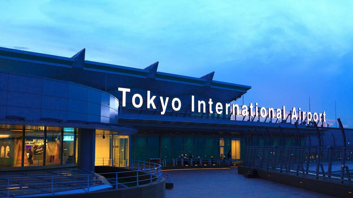 渋谷区よりも大きい！「日本最大」の空港, ガリバーデッキで轟音に驚くのも一興, 国際色豊かなフードコートを発見！, インバウンド向けらしきフードコートもあるが…, 今回の本命！9月オープンの「Sora chika」へ, 都内屈指の「有名店」の味が手軽に味わえる, もはや飲める？絶品カツカレーを頂く, 漬けマグロでご飯が進む進む, 都内屈指の名店の味をサクッと味わえる