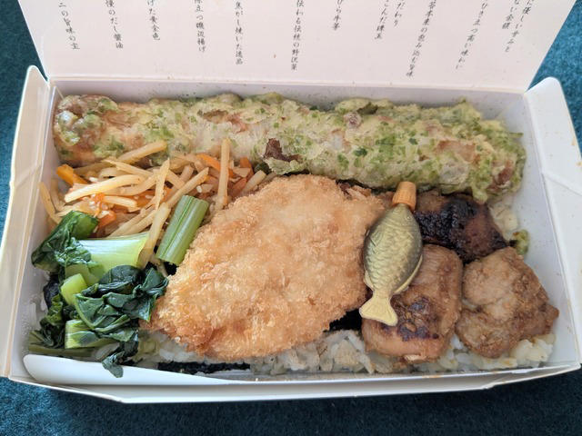 「にほんばし海苔弁当」海苔で勝負する潔さ, 「海苔弁 海」専門店が打ち出す最上級の家庭料理, 「海苔弁」具材ぎっしりの満足感, 「海苔のりべん」言わずもがな郡山を代表する名駅弁, 「海苔弁当」素材主義の魚屋が作る贅沢 　