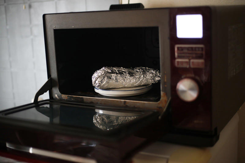 NGその1．電子レンジで加熱する, NGその2．酸っぱい食材を包んで保存する, NGその3． 塩分の多い食材を包んで保存する, 正しく使ってこそ便利なアルミホイル