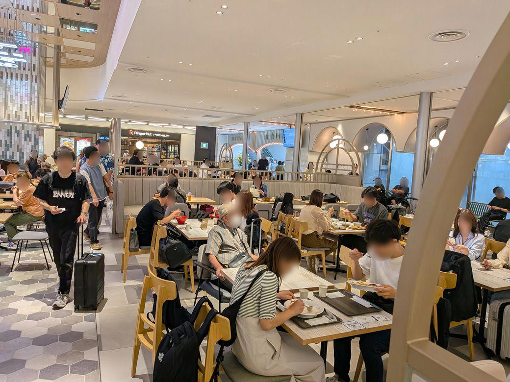 渋谷区よりも大きい！「日本最大」の空港, ガリバーデッキで轟音に驚くのも一興, 国際色豊かなフードコートを発見！, インバウンド向けらしきフードコートもあるが…, 今回の本命！9月オープンの「Sora chika」へ, 都内屈指の「有名店」の味が手軽に味わえる, もはや飲める？絶品カツカレーを頂く, 漬けマグロでご飯が進む進む, 都内屈指の名店の味をサクッと味わえる