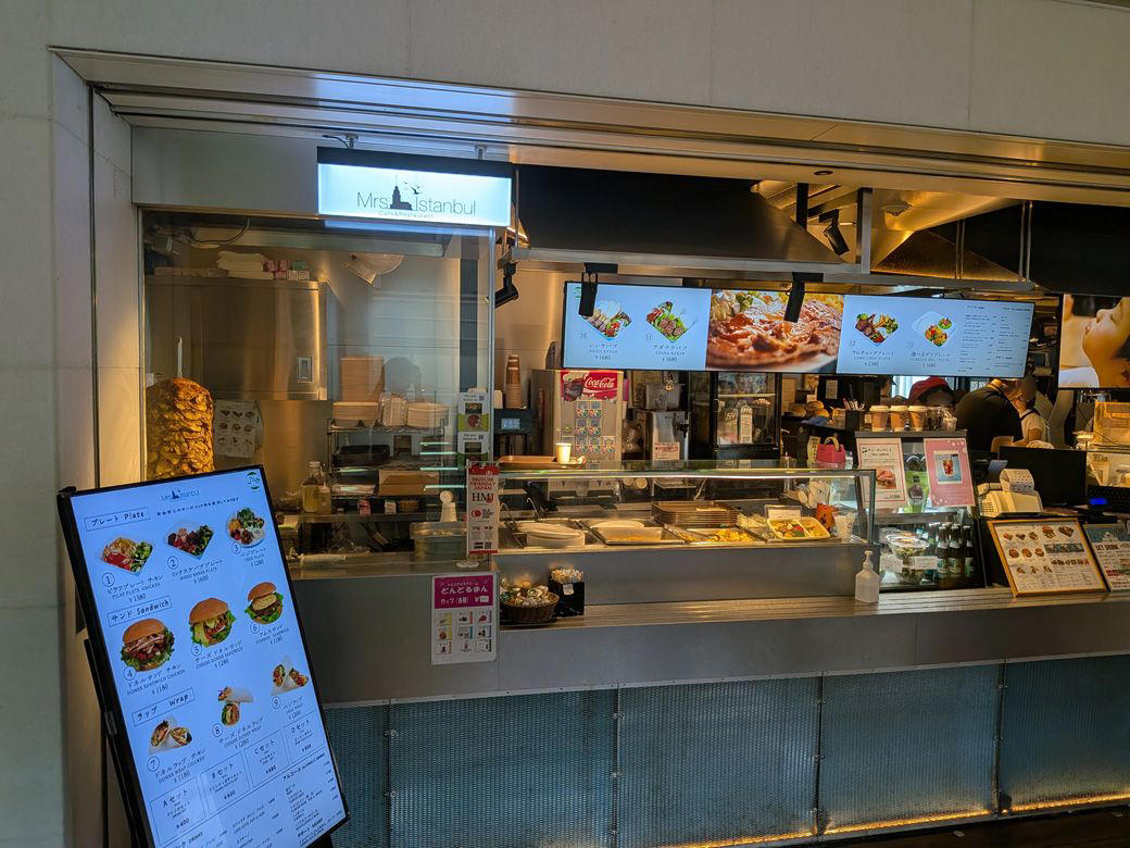渋谷区よりも大きい！「日本最大」の空港, ガリバーデッキで轟音に驚くのも一興, 国際色豊かなフードコートを発見！, インバウンド向けらしきフードコートもあるが…, 今回の本命！9月オープンの「Sora chika」へ, 都内屈指の「有名店」の味が手軽に味わえる, もはや飲める？絶品カツカレーを頂く, 漬けマグロでご飯が進む進む, 都内屈指の名店の味をサクッと味わえる