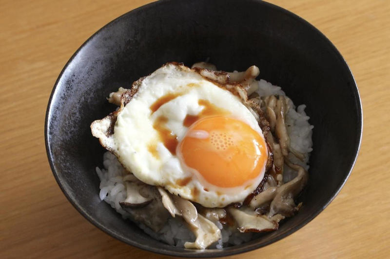 低カロリーな旬の味。キノコをたくさん使っちゃおう, ワンパンで作れる「秋のトロたま丼」 , 結局こういうのがいちばんおいしい , ベーコンを加えたり、パンに乗せたり、アレンジいろいろ 
