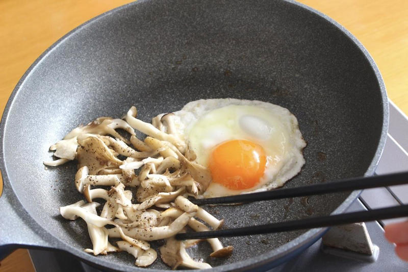 低カロリーな旬の味。キノコをたくさん使っちゃおう, ワンパンで作れる「秋のトロたま丼」 , 結局こういうのがいちばんおいしい , ベーコンを加えたり、パンに乗せたり、アレンジいろいろ 