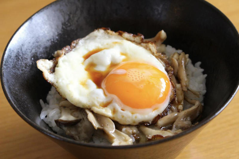 低カロリーな旬の味。キノコをたくさん使っちゃおう, ワンパンで作れる「秋のトロたま丼」 , 結局こういうのがいちばんおいしい , ベーコンを加えたり、パンに乗せたり、アレンジいろいろ 