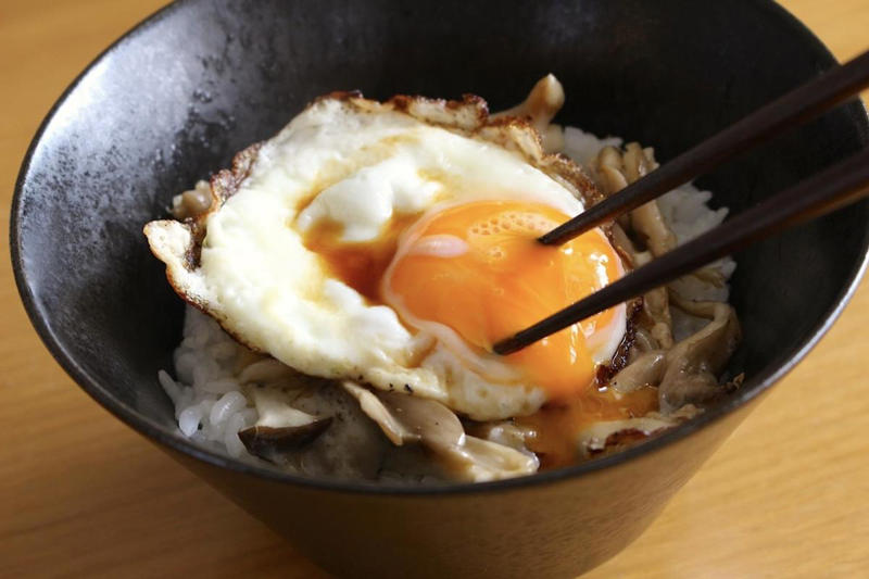 低カロリーな旬の味。キノコをたくさん使っちゃおう, ワンパンで作れる「秋のトロたま丼」 , 結局こういうのがいちばんおいしい , ベーコンを加えたり、パンに乗せたり、アレンジいろいろ 