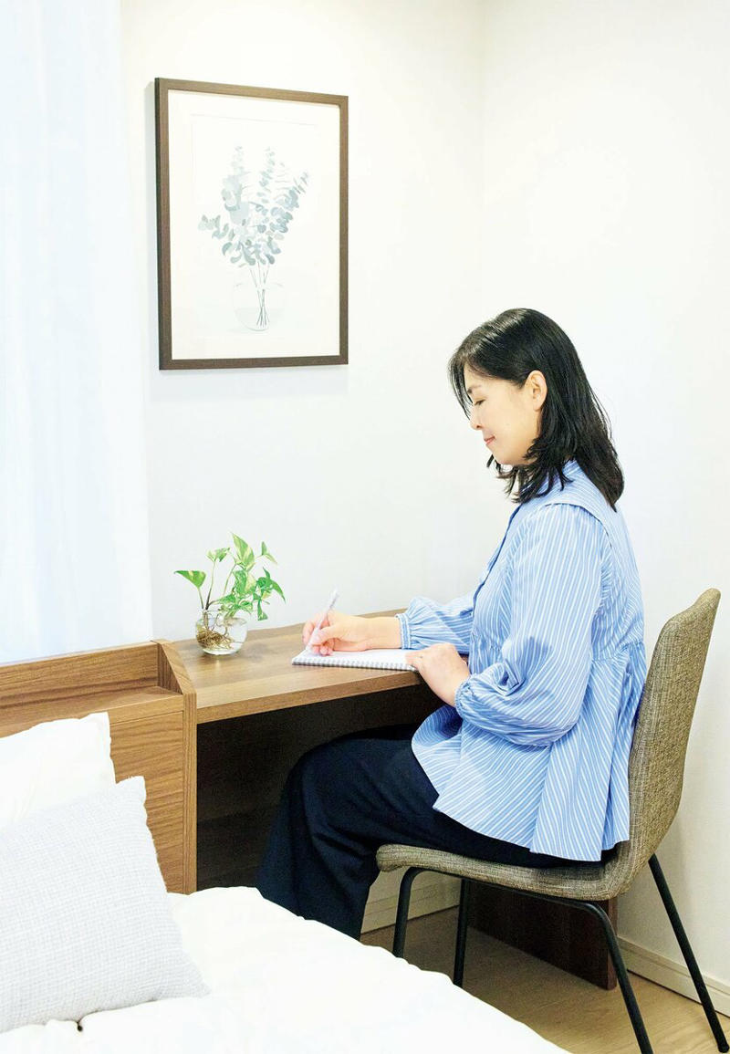 元々は片づけが苦手、人間関係にも悩みがあった, 整理収納の講座をきっかけに暮らしに変化が, 家に置くのは「好きなもの」だけに, チェスト1台分の服を捨て、スペースを有効活用