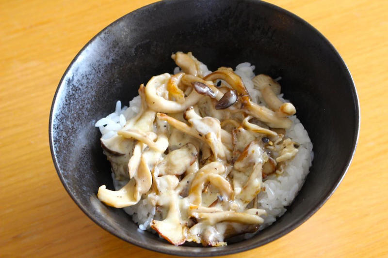 低カロリーな旬の味。キノコをたくさん使っちゃおう, ワンパンで作れる「秋のトロたま丼」 , 結局こういうのがいちばんおいしい , ベーコンを加えたり、パンに乗せたり、アレンジいろいろ 