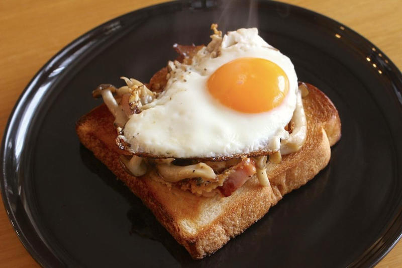 低カロリーな旬の味。キノコをたくさん使っちゃおう, ワンパンで作れる「秋のトロたま丼」 , 結局こういうのがいちばんおいしい , ベーコンを加えたり、パンに乗せたり、アレンジいろいろ 