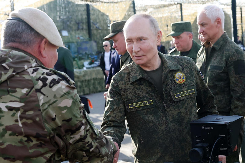 前線でロシア軍の偵察用ドローンを撃破, 逃げ切られてしまう可能性もあった, 700万ドルの損害, 8月に破壊されたロシア軍のドローン基地, 標的となったクリミア半島のヘルソネス空軍基地, ウクライナ海軍による発表, 衛星画像で確認された戦果, 詳細は明かされず, 地元住民が撮影した動画, ロシア軍にとっては大きな痛手, 「モハジェル-6」とは？, 強力な攻撃用ドローン, 「フォルポスト」ドローンとは？, 「フォルポスト」のスペック, 「モハジェル-6」のコスト, 相次ぐドローン撃破で積み重なる損害