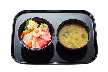 えび天うどん・茶碗蒸し・いなり２個セット 690円（税込）～, 乙女鯛炙りの塩ラーメン・茶碗蒸し・いなり２個セット 720円（税込）～, 9種の海鮮丼あおさの味噌汁セット 990円（税込）～, 贅沢大えび天丼あおさの味噌汁セット 990円（税込）～, まぐろづくし丼あおさの味噌汁セット 990円（税込）～, 贅沢うにいくら丼あおさの味噌汁セット 2,070円（税込）～, にぎり12貫人気ネタ尽くし・茶碗蒸し・あおさの味噌汁セット 1,220円（税込）～, かっぱの極み贅沢にぎり～秋の七貫～・茶碗蒸し・あおさの味噌汁セット 2,180円（税込）～, プレミアムプリン　360円（税込）～, 京わらび餅 110円（税込）～, ソフトドリンク 各種190円（税込）～