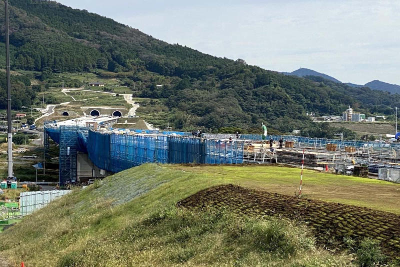 新東名高速の現在地, 東名を救う未開通25km, 高松トンネルが阻む工事難所, 不確実性が残す橋梁・トンネル工事, 東名沿線物流効率の革新と波及, 代替ルート整備で物流利便性向上, 交通分散と物流革新の展望, 渋滞緩和と物流効率化の実現