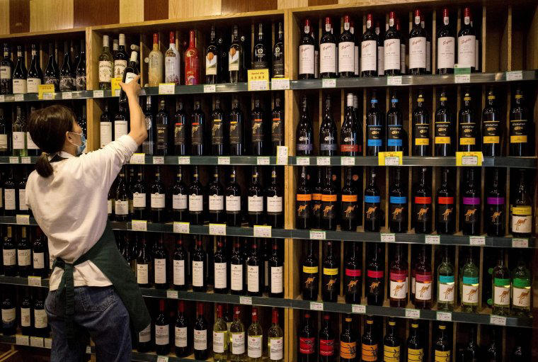 She left the business and country, Drinking wine alone, Focus on physicality, A new relationship, Obsession with external fixes, Eight tips for men in midlife by James Davis