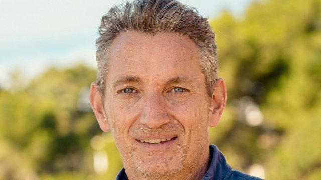 She left the business and country, Drinking wine alone, Focus on physicality, A new relationship, Obsession with external fixes, Eight tips for men in midlife by James Davis