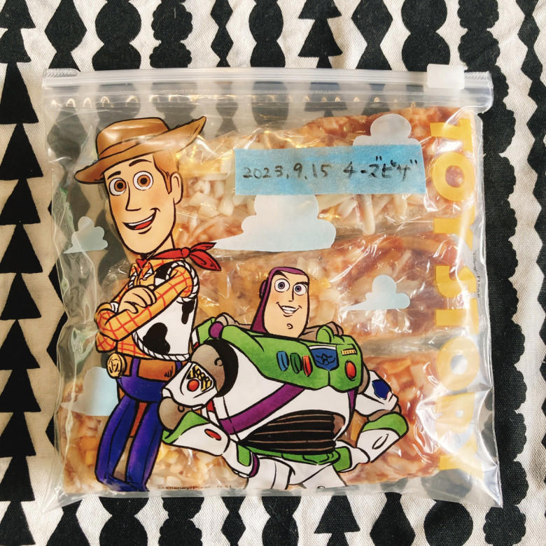 ・丸型ピザ　5色チーズ, ・丸型ピザ　パンチェッタ＆モッツアレラ, ・丸型ピザ　シーフードピザ, ・1．ピザの真ん中で半分に切る, ・2．放射線状に8等分になるように切り分ける, ・1．大きな十字をイメージしてピザを切る, ・2．十字の部分を5等分する, ・3．さらに3等分にカットする, ・4．端の部分も好みの大きさに切る, ・1．ピザの真ん中で縦に切る , ・2．さらに真ん中で横に切る , ・3．格子状になるように切り分ける, ・オーブンで焼く, ・トースターで焼く, ・フライパンで焼く, ・魚焼きグリルで焼く, ・冷凍保存後電子レンジとトースターで焼く, ・1．ピザを好みの方法で切り分ける, ・2．ピザをラップで包む, ・3．ラップで包んだピザをジップつき冷凍保存袋に入れる, ・4．冷凍庫に入れて保存する, ・ベーコントッピング, ・プルコギビーフトッピング, ・はちみつチーズピザ