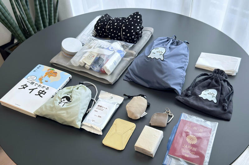 愛用リュックは無印良品、バッグインバッグで整理整頓, 「服は少なく、下着は臨機応変」がマイルール, 小物類は「小さいもの」「兼用できるもの」を選ぶ, 荷物を軽くするために減らしたもの, 少ない荷物のなか、あえて持っていくもの, 少ない荷物で旅行する3つのメリット