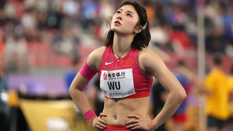 ウー・ヤンニの最も美しい写真：中国の陸上競技の女神。, 100メートルハードルが専門の中国人選手。, 1997年7月28日、四川省子貢生まれ。, 彼女は若くしてハードル選手としてのキャリアをスタートさせた。, 北京体育大学に編入後、100メートルハードルで初の全国タイトルを獲得した。, 彼女は瞬く間に、同世代で最も有望な中国人スプリンターとなった。, 2021年、100メートルハードルで初の国内記録を樹立。, 2023年、成都大学対抗戦で銀メダルを獲得。, この数年、彼は100ハードルで何度も全国タイトルを獲得し、中国での絶対的な優位性を証明した。, 彼女は「中国の陸上の女神」と呼ばれている。, タトゥーや外向的な性格が有名だ。, 2024年パリ大会では、100メートルハードル決勝の出場権を獲得し、中国史上最高の成績を残した。