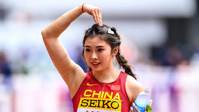 ウー・ヤンニの最も美しい写真：中国の陸上競技の女神。, 100メートルハードルが専門の中国人選手。, 1997年7月28日、四川省子貢生まれ。, 彼女は若くしてハードル選手としてのキャリアをスタートさせた。, 北京体育大学に編入後、100メートルハードルで初の全国タイトルを獲得した。, 彼女は瞬く間に、同世代で最も有望な中国人スプリンターとなった。, 2021年、100メートルハードルで初の国内記録を樹立。, 2023年、成都大学対抗戦で銀メダルを獲得。, この数年、彼は100ハードルで何度も全国タイトルを獲得し、中国での絶対的な優位性を証明した。, 彼女は「中国の陸上の女神」と呼ばれている。, タトゥーや外向的な性格が有名だ。, 2024年パリ大会では、100メートルハードル決勝の出場権を獲得し、中国史上最高の成績を残した。