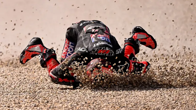 フィリップアイランド、金曜フリー走行でアクシデント多発。, マニュエル・ゴンザレスがMoto2プラクティスで転倒, スペインのケンタウロスは猛スピードで走り、砂利の上を激しく転がった。, MotoGPライダー、フランコ・モルビデッリも不幸な事故に見舞われた。, VR46チームのライダーはバイクから投げ出され、転倒。, Moto3でもスリルを味わう：コーマック・ブーチャンは派手で危険な転倒を喫した。, コースの真ん中で転倒したが幸いにも無傷だった。, ダビド・アルマンサも転倒。, スペイン人ライダーは幸いにも芝生の上でスリップし、大事には至らなかった。, Moto2ライダー、チェレスティーノ・ヴィエッティが芝生で滑る, スピードアップ・レーシングのチームバイクが破損したが、ヴィエッティに大きな怪我はなかった。, ブライアン・ウリアルテも転倒。, バイクのコントロールを失ったMoto3ライダー