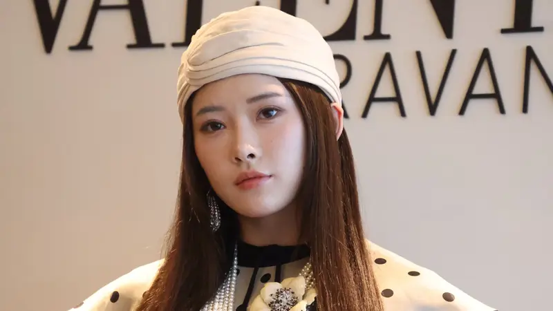 ウー・ヤンニの最も美しい写真：中国の陸上競技の女神。, 100メートルハードルが専門の中国人選手。, 1997年7月28日、四川省子貢生まれ。, 彼女は若くしてハードル選手としてのキャリアをスタートさせた。, 北京体育大学に編入後、100メートルハードルで初の全国タイトルを獲得した。, 彼女は瞬く間に、同世代で最も有望な中国人スプリンターとなった。, 2021年、100メートルハードルで初の国内記録を樹立。, 2023年、成都大学対抗戦で銀メダルを獲得。, この数年、彼は100ハードルで何度も全国タイトルを獲得し、中国での絶対的な優位性を証明した。, 彼女は「中国の陸上の女神」と呼ばれている。, タトゥーや外向的な性格が有名だ。, 2024年パリ大会では、100メートルハードル決勝の出場権を獲得し、中国史上最高の成績を残した。