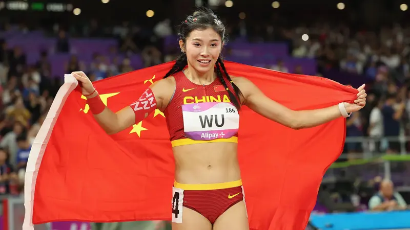 ウー・ヤンニの最も美しい写真：中国の陸上競技の女神。, 100メートルハードルが専門の中国人選手。, 1997年7月28日、四川省子貢生まれ。, 彼女は若くしてハードル選手としてのキャリアをスタートさせた。, 北京体育大学に編入後、100メートルハードルで初の全国タイトルを獲得した。, 彼女は瞬く間に、同世代で最も有望な中国人スプリンターとなった。, 2021年、100メートルハードルで初の国内記録を樹立。, 2023年、成都大学対抗戦で銀メダルを獲得。, この数年、彼は100ハードルで何度も全国タイトルを獲得し、中国での絶対的な優位性を証明した。, 彼女は「中国の陸上の女神」と呼ばれている。, タトゥーや外向的な性格が有名だ。, 2024年パリ大会では、100メートルハードル決勝の出場権を獲得し、中国史上最高の成績を残した。