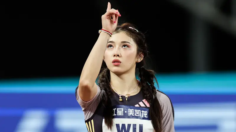 ウー・ヤンニの最も美しい写真：中国の陸上競技の女神。, 100メートルハードルが専門の中国人選手。, 1997年7月28日、四川省子貢生まれ。, 彼女は若くしてハードル選手としてのキャリアをスタートさせた。, 北京体育大学に編入後、100メートルハードルで初の全国タイトルを獲得した。, 彼女は瞬く間に、同世代で最も有望な中国人スプリンターとなった。, 2021年、100メートルハードルで初の国内記録を樹立。, 2023年、成都大学対抗戦で銀メダルを獲得。, この数年、彼は100ハードルで何度も全国タイトルを獲得し、中国での絶対的な優位性を証明した。, 彼女は「中国の陸上の女神」と呼ばれている。, タトゥーや外向的な性格が有名だ。, 2024年パリ大会では、100メートルハードル決勝の出場権を獲得し、中国史上最高の成績を残した。