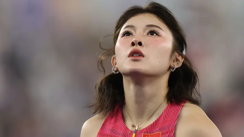 ウー・ヤンニの最も美しい写真：中国の陸上競技の女神。, 100メートルハードルが専門の中国人選手。, 1997年7月28日、四川省子貢生まれ。, 彼女は若くしてハードル選手としてのキャリアをスタートさせた。, 北京体育大学に編入後、100メートルハードルで初の全国タイトルを獲得した。, 彼女は瞬く間に、同世代で最も有望な中国人スプリンターとなった。, 2021年、100メートルハードルで初の国内記録を樹立。, 2023年、成都大学対抗戦で銀メダルを獲得。, この数年、彼は100ハードルで何度も全国タイトルを獲得し、中国での絶対的な優位性を証明した。, 彼女は「中国の陸上の女神」と呼ばれている。, タトゥーや外向的な性格が有名だ。, 2024年パリ大会では、100メートルハードル決勝の出場権を獲得し、中国史上最高の成績を残した。