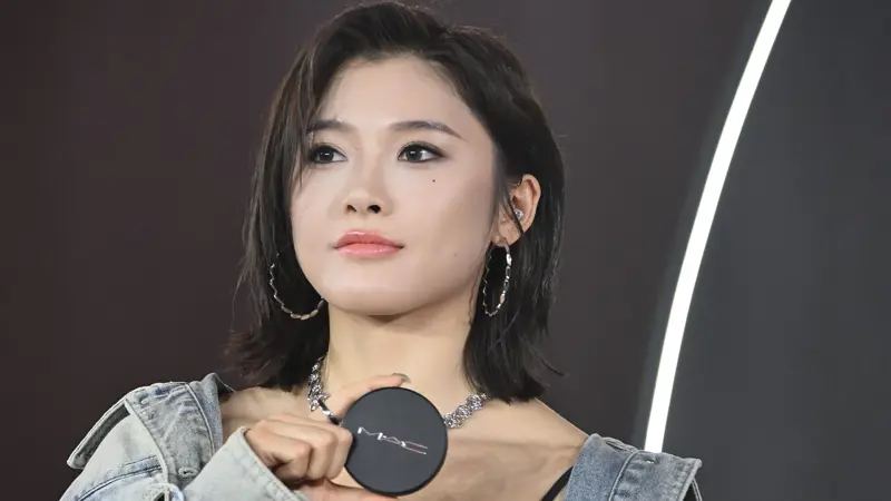 ウー・ヤンニの最も美しい写真：中国の陸上競技の女神。, 100メートルハードルが専門の中国人選手。, 1997年7月28日、四川省子貢生まれ。, 彼女は若くしてハードル選手としてのキャリアをスタートさせた。, 北京体育大学に編入後、100メートルハードルで初の全国タイトルを獲得した。, 彼女は瞬く間に、同世代で最も有望な中国人スプリンターとなった。, 2021年、100メートルハードルで初の国内記録を樹立。, 2023年、成都大学対抗戦で銀メダルを獲得。, この数年、彼は100ハードルで何度も全国タイトルを獲得し、中国での絶対的な優位性を証明した。, 彼女は「中国の陸上の女神」と呼ばれている。, タトゥーや外向的な性格が有名だ。, 2024年パリ大会では、100メートルハードル決勝の出場権を獲得し、中国史上最高の成績を残した。