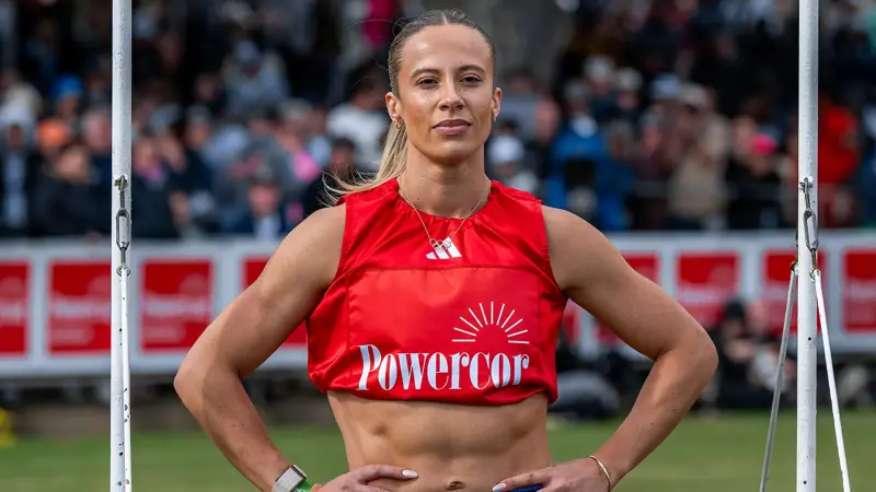 ブリー・リッツォの最も美しい写真：ビーチの女王から陸上競技のスターへ。, オーストラリア人アスリートは世界最速の女性の一人だが、6年前までは別のスポーツをしていた。, ブリー・リッツォは1995年6月24日ハーツヴィル生まれ。, 13歳でオーストラリア最年少のビーチスプリント・チャンピオンとなり、2009年にタイトルを獲得した。, 翌年にはプロに転向し、2016年にはビーチスプリントの世界タイトルを獲得した。, 転機は2019年に訪れた。, ブリー・リッツォがオーストラリア選手権100メートルで銀メダルを獲得, 100メートルと200メートルを得意とする。, 2022年、海洋選手権で2つのメダルを獲得した。, 2023年ブダペスト世界選手権リレー銅メダル。, 2024年、ブリー・リッツォがオーストラリア人として24年ぶりに女子100メートル準決勝に進出, 2025年、東京で開催されたゴールデン・グランプリで、スター選手のシャーリ・リチャードソンを破った。