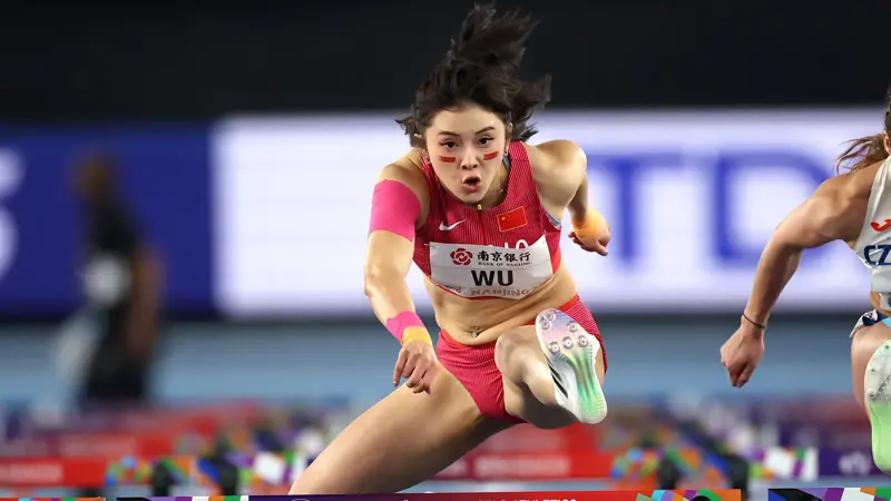 ウー・ヤンニの最も美しい写真：中国の陸上競技の女神。, 100メートルハードルが専門の中国人選手。, 1997年7月28日、四川省子貢生まれ。, 彼女は若くしてハードル選手としてのキャリアをスタートさせた。, 北京体育大学に編入後、100メートルハードルで初の全国タイトルを獲得した。, 彼女は瞬く間に、同世代で最も有望な中国人スプリンターとなった。, 2021年、100メートルハードルで初の国内記録を樹立。, 2023年、成都大学対抗戦で銀メダルを獲得。, この数年、彼は100ハードルで何度も全国タイトルを獲得し、中国での絶対的な優位性を証明した。, 彼女は「中国の陸上の女神」と呼ばれている。, タトゥーや外向的な性格が有名だ。, 2024年パリ大会では、100メートルハードル決勝の出場権を獲得し、中国史上最高の成績を残した。