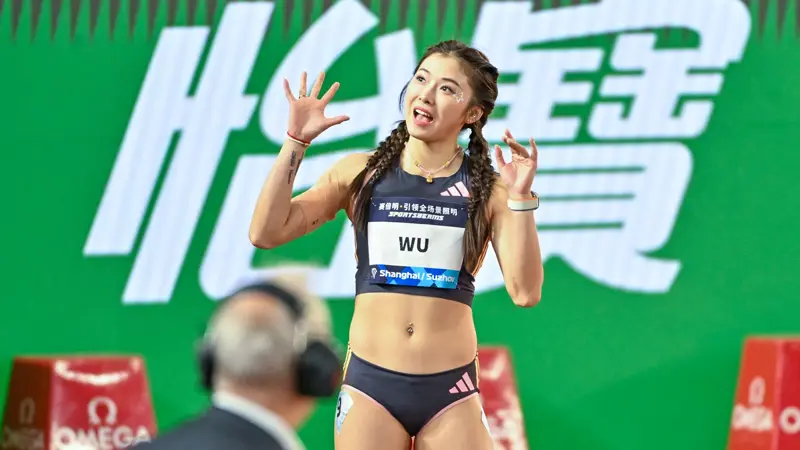 ウー・ヤンニの最も美しい写真：中国の陸上競技の女神。, 100メートルハードルが専門の中国人選手。, 1997年7月28日、四川省子貢生まれ。, 彼女は若くしてハードル選手としてのキャリアをスタートさせた。, 北京体育大学に編入後、100メートルハードルで初の全国タイトルを獲得した。, 彼女は瞬く間に、同世代で最も有望な中国人スプリンターとなった。, 2021年、100メートルハードルで初の国内記録を樹立。, 2023年、成都大学対抗戦で銀メダルを獲得。, この数年、彼は100ハードルで何度も全国タイトルを獲得し、中国での絶対的な優位性を証明した。, 彼女は「中国の陸上の女神」と呼ばれている。, タトゥーや外向的な性格が有名だ。, 2024年パリ大会では、100メートルハードル決勝の出場権を獲得し、中国史上最高の成績を残した。