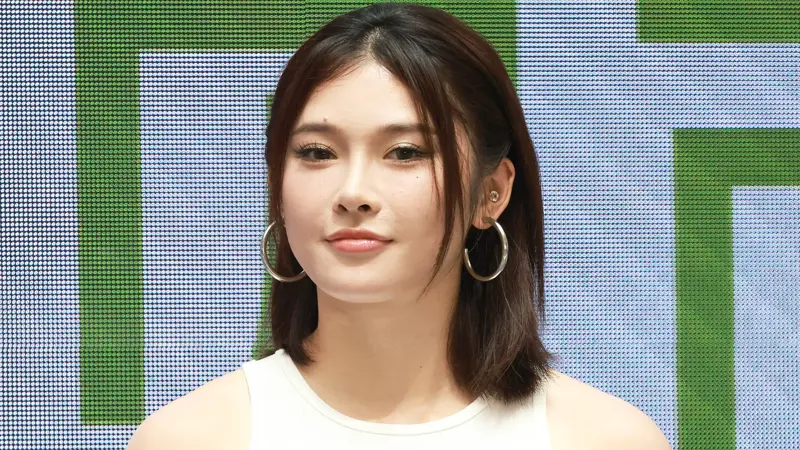 ウー・ヤンニの最も美しい写真：中国の陸上競技の女神。, 100メートルハードルが専門の中国人選手。, 1997年7月28日、四川省子貢生まれ。, 彼女は若くしてハードル選手としてのキャリアをスタートさせた。, 北京体育大学に編入後、100メートルハードルで初の全国タイトルを獲得した。, 彼女は瞬く間に、同世代で最も有望な中国人スプリンターとなった。, 2021年、100メートルハードルで初の国内記録を樹立。, 2023年、成都大学対抗戦で銀メダルを獲得。, この数年、彼は100ハードルで何度も全国タイトルを獲得し、中国での絶対的な優位性を証明した。, 彼女は「中国の陸上の女神」と呼ばれている。, タトゥーや外向的な性格が有名だ。, 2024年パリ大会では、100メートルハードル決勝の出場権を獲得し、中国史上最高の成績を残した。