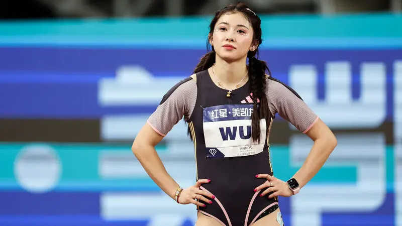 ウー・ヤンニの最も美しい写真：中国の陸上競技の女神。, 100メートルハードルが専門の中国人選手。, 1997年7月28日、四川省子貢生まれ。, 彼女は若くしてハードル選手としてのキャリアをスタートさせた。, 北京体育大学に編入後、100メートルハードルで初の全国タイトルを獲得した。, 彼女は瞬く間に、同世代で最も有望な中国人スプリンターとなった。, 2021年、100メートルハードルで初の国内記録を樹立。, 2023年、成都大学対抗戦で銀メダルを獲得。, この数年、彼は100ハードルで何度も全国タイトルを獲得し、中国での絶対的な優位性を証明した。, 彼女は「中国の陸上の女神」と呼ばれている。, タトゥーや外向的な性格が有名だ。, 2024年パリ大会では、100メートルハードル決勝の出場権を獲得し、中国史上最高の成績を残した。