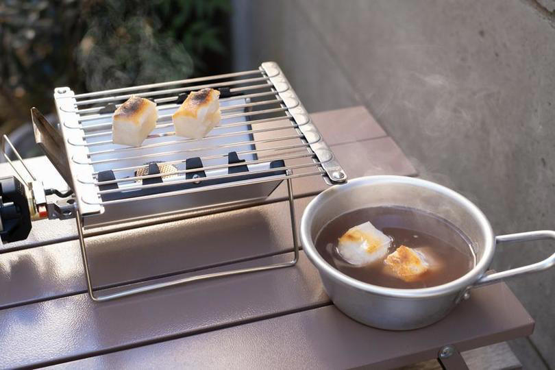 小さいけどタフ！炭火でもしっかり使える, バーナーでの調理にも, 収納ケースはハンドルに, 五徳の代わりとしても, 食材のサイズに注意, 汚れ落ち抜群で洗いやすい, 寒い時の「ほかほかアウトドア飯」は最高！